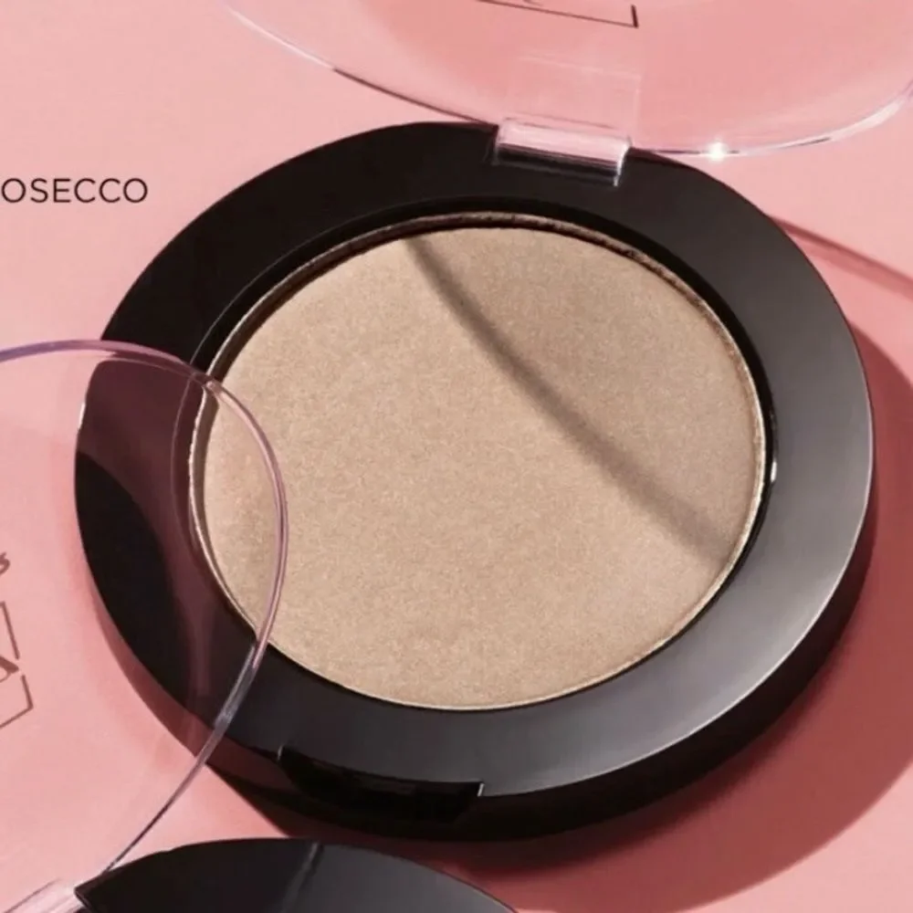 Avon fmg Glimmer Face Powder Illuminator in Prosecco.